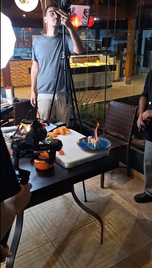 Produção de vídeo de prato flambado para conteúdo gastronômico